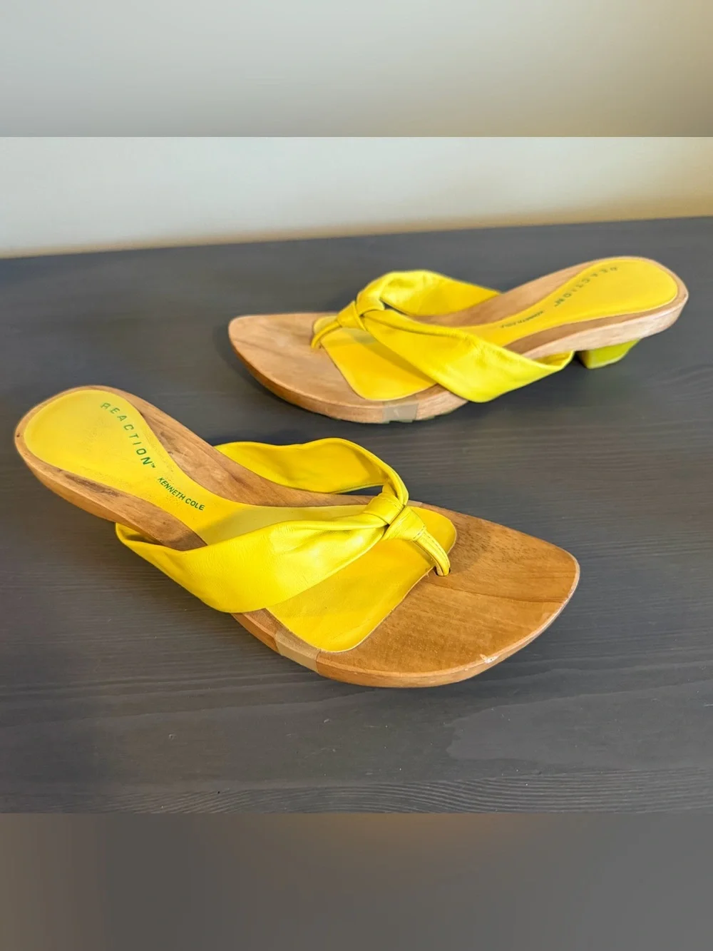 Kenneth Cole Vintage Y2K Kitten Heel Wood Sandals